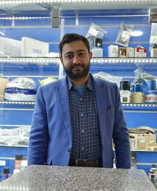 صورة صاحب فتيحة إخوان أمام رفوف قطع غيار هيونداي الأصلية